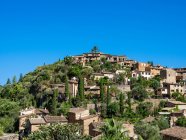 Panoramic view to small houses on green mountains in sunny day. — Stock Photo