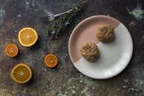 Direkt über der Ansicht von Falafel auf Teller und Orangenscheiben — Stockfoto