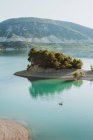 Vue aérienne du petit bateau flottant dans l'eau turquoise du lac de montagne . — Photo de stock