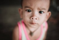 LAOS, 4000 ÎLES RÉGION : Enfant sérieux regardant la caméra — Photo de stock