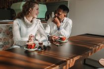 Пара пьет кофе на свидании в кафе — стоковое фото