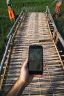 Erntehelfer halten Smartphone auf Strohpfad — Stockfoto