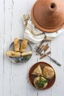 Typisch marokkanisches Essen halal und Pastelle in Tellern auf weißem Holztisch — Stockfoto