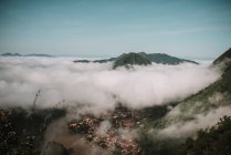 Nubes flotando a lo largo de los picos de montaña - foto de stock