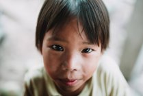 Лаос, 4000 острови область: Чарівні хлопчик дивлячись на камеру — стокове фото