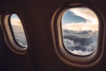 Vista al paisaje nublado escénico a través de la ventana del avión
. - foto de stock