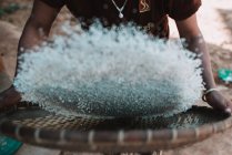 Cultiver femme winnowing riz dans le panier — Photo de stock