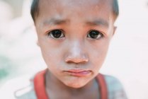 Nong Khiaw, Лаос: Сумно хлопчик дивлячись на камеру — стокове фото