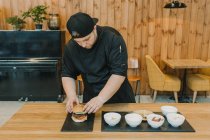 Koch bereitet Burger auf Theke im Café zu — Stockfoto