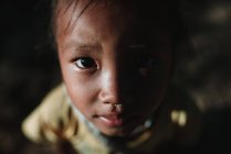 Nong khiaw, laos: süßes lokales Mädchen blickt in die Kamera — Stockfoto