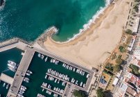 Blick von oben auf festgemachte Boote im Hafen an der Mittelmeerküste — Stockfoto