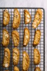Vue du dessus des biscuits cantuccini sur grille de cuisson — Photo de stock
