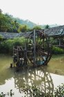 Kreise der Wassermühle in schmutzigem Flachwasser in der Natur — Stockfoto