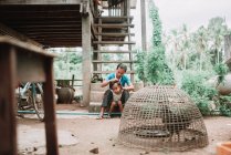 Laos, 4000 inseln: mama sitzt auf treppe und kämmt tochter — Stockfoto