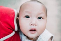 NONG KHIAW, LAOS: Carino il bambino locale che guarda la fotocamera — Foto stock