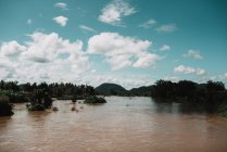 Вид на тропическую реку и яркий облачный ландшафт — стоковое фото
