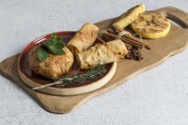 Comida típica marroquina Halal e Pastela em tábua de madeira — Fotografia de Stock