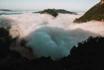 Вид з повітря на хмари, що плавають біля гірських вершин — стокове фото