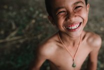 LAOS, 4000 ISLAS ÁREA: Desde arriba retrato de niño alegre - foto de stock