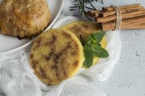 Alimenti tipici marocchini Halal e Pastela su superficie bianca — Foto stock