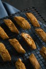 Righe di biscotti cantuccini sulla griglia di cottura — Foto stock