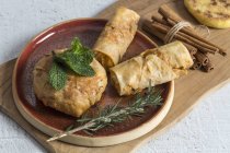 Nourriture typiquement marocaine Halal et Pastela sur planche de bois — Photo de stock