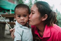 LAOS, 4000 ILHAS ÁREA: Mulher local beijando filho — Fotografia de Stock
