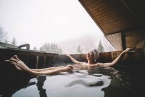 Красива дівчина в термальних ваннах засніжений пейзаж . — стокове фото