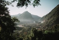 Paisagem panorâmica do vale da montanha no dia ensolarado — Fotografia de Stock