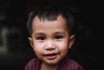LAOS, 4000 ILHAS ÁREA: Lindo menino sorrindo e olhando para a câmera — Fotografia de Stock