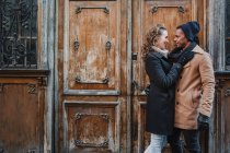 Romantic couple embracing at vintage door — Stock Photo