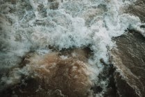 Зверху знімок дикого потоку брудної річкової води . — стокове фото