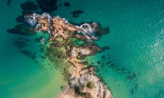 Vedute aeree delle formazioni rocciose costiere in acque turchesi — Foto stock