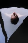 Mujer rubia tumbada y relajante en la bañera de inmersión exterior - foto de stock