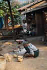 Лаос-18 лютого 2018: Старший жінка сидить і працює — стокове фото