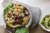 Salat aus Quinoa und roten Bohnen in Schüssel auf dem Tisch — Stockfoto
