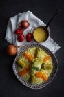 Direkt über der Ansicht von Couscous mit Gemüse auf dem Teller. — Stockfoto