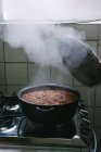 Recadrer le couvercle de la marmite à vapeur du ragoût sur le poêle — Photo de stock
