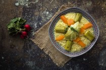 Direttamente sopra la vista del piatto con couscous e verdure — Foto stock