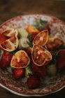 Frutta fresca e succosa sul piatto — Foto stock