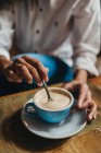 Erntehelfer rühren Tasse Kaffee um — Stockfoto