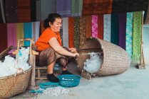 LAOS- FEBRERO 18, 2018: Mujer sonriente trabajando con algodón - foto de stock