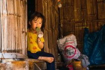 Chiang rai, thailand - 12. februar 2018: junges mädchen trinkt milch — Stockfoto
