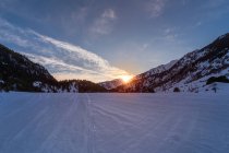 Paesaggio paesaggistico della valle di montagna al tramonto — Foto stock