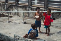 CHIANG RAI, THAILAND- 25 ЯНВАРЯ 2018: Этнические дети на ступенях — стоковое фото