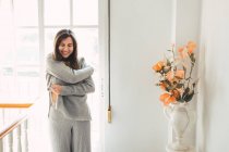 Весела жінка знімає одяг вдома — стокове фото