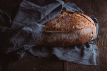 Natureza morta de pão rústico de pão artesanal em fundo escuro — Fotografia de Stock