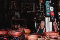 LAOS, LUANG PRABANG: Senior woman sleeping at counter at market. — Stock Photo