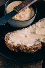 Vista ravvicinata del pane fresco con burro — Foto stock