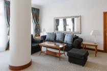 Interno del soggiorno dell'hotel con divano e specchio — Foto stock